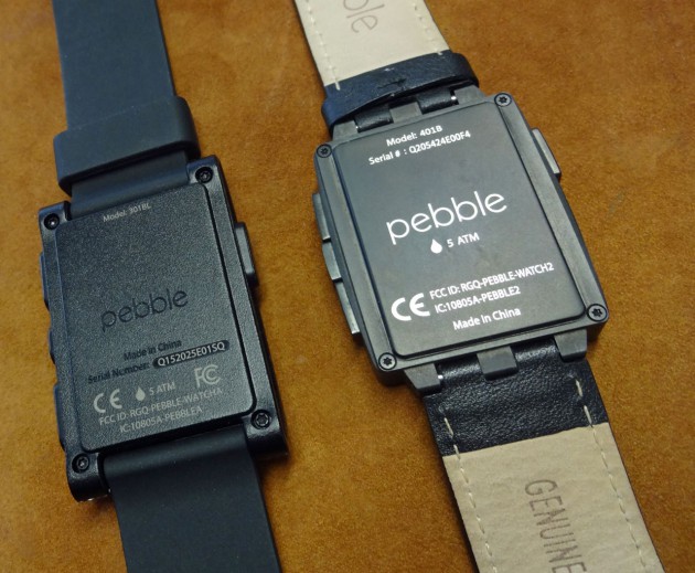Die Rückseite der Pebble: Links die Version mit Kunststoffgehäuse und Silikonarmband, auf der rechten Seite die  Pebble Steel mit Lederarmband.