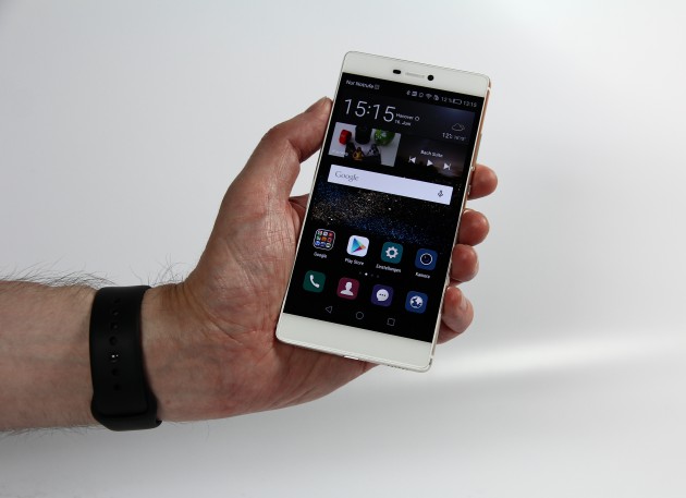 Huawei Ascend P8 in Hand