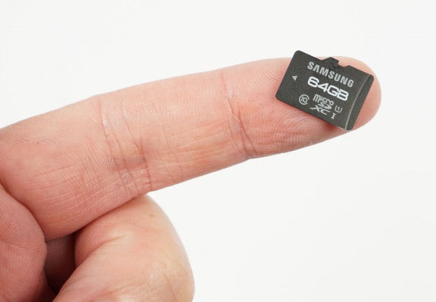 microSD auf Finger