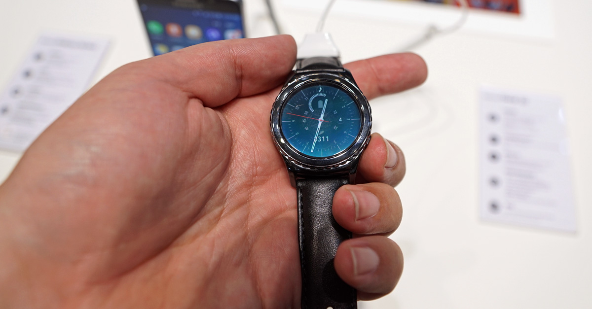 IFA 2015: Samsungs runde Smartwatch Gear S2 mit dem Dreh (Hands-on-Video)