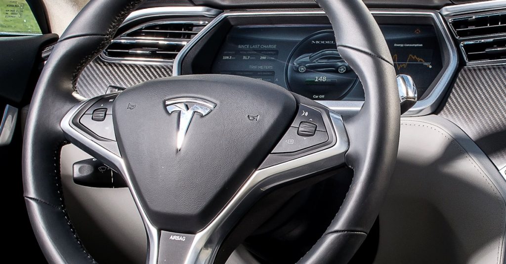 Einfach mal loslassen: Fahren mit dem Tesla Autopilot
