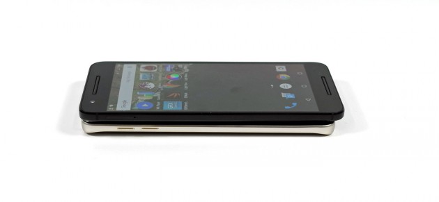 Vergleich: Oben das Google Nexus 6P, darunter liegt das Samsung Galaxy Note 5.