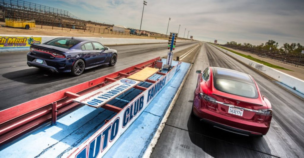 Video: Der Tesla S P85D lässt die meisten Sportwagen alt aussehen!