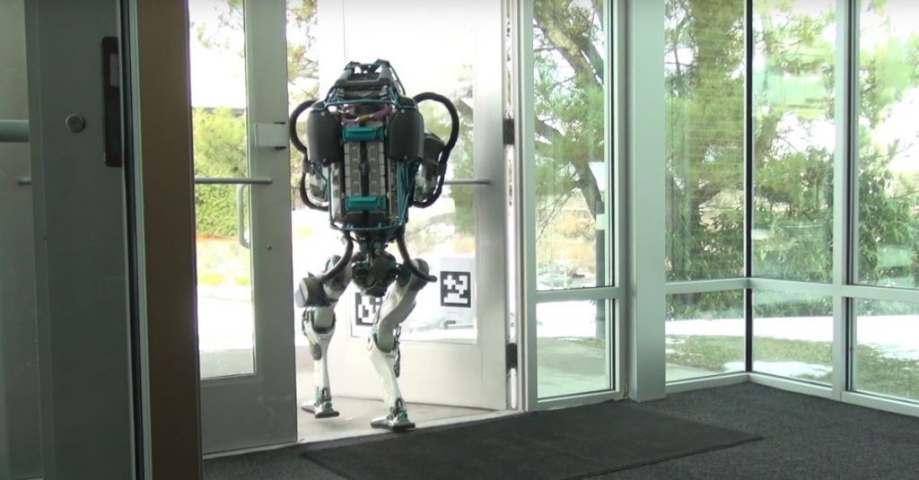 Boston Dynamics‘ humanoider Roboter gibt sich bei der Arbeit stoisch