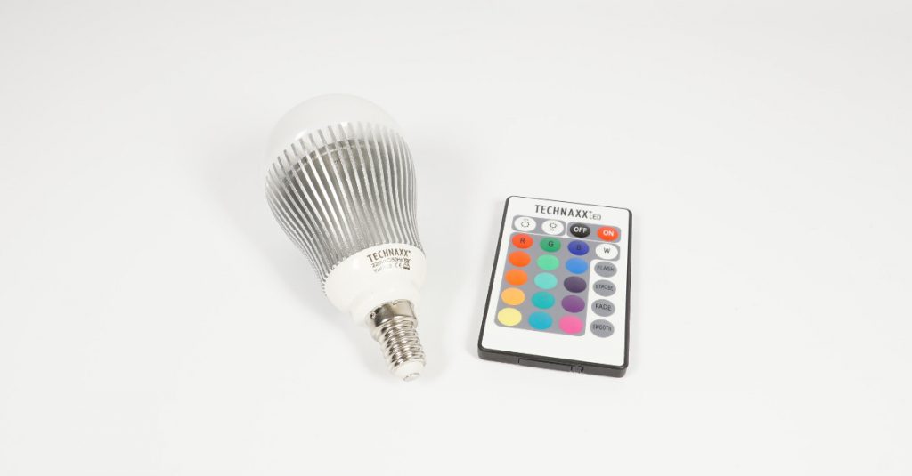 Test Technaxx LED RGB Bulb: Fernbedienbare farbige LED-Lampe zum Einstiegspreis