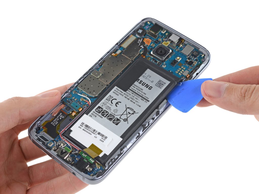 Schwer zu reparieren: Samsung Galaxy S7 auseinander genommen