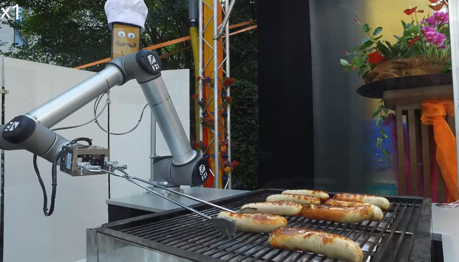 BratWurst Bot auf Berliner Party: Jetzt geht’s um die Wurst