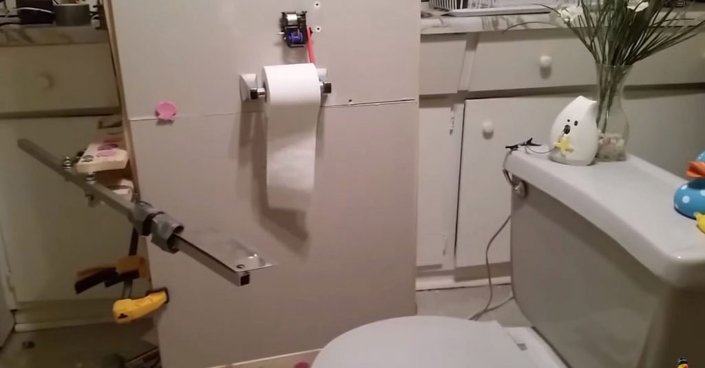 Automatische Toilettenpapier-Maschine 2.0: Das Stille-Örtchen-Massaker