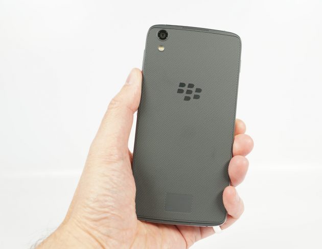 BlackBerry DTEK50 Rueckseite in Hand