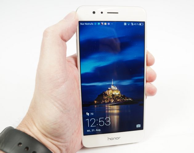 Huawei Honor 8 in Hand