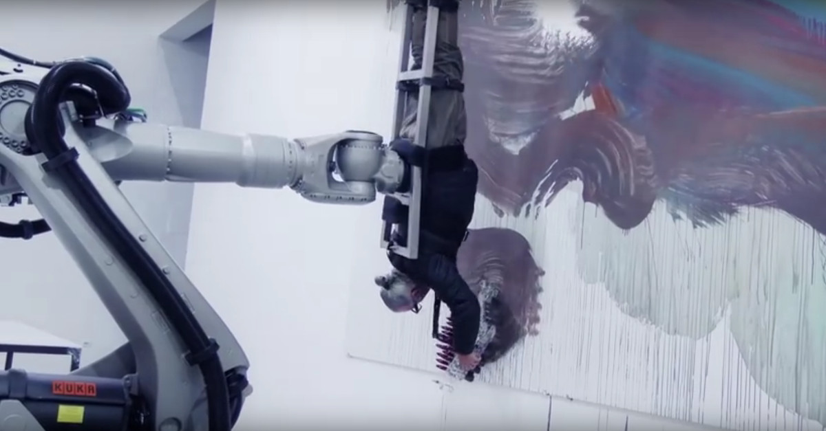 Bodypainting mal anders: Roboter benutzt Künstler als Pinsel