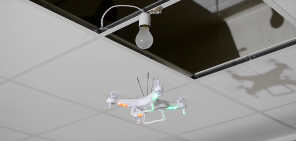Dinge, die man mit einer Drohne nicht machen sollte: Glühlampen tauschen
