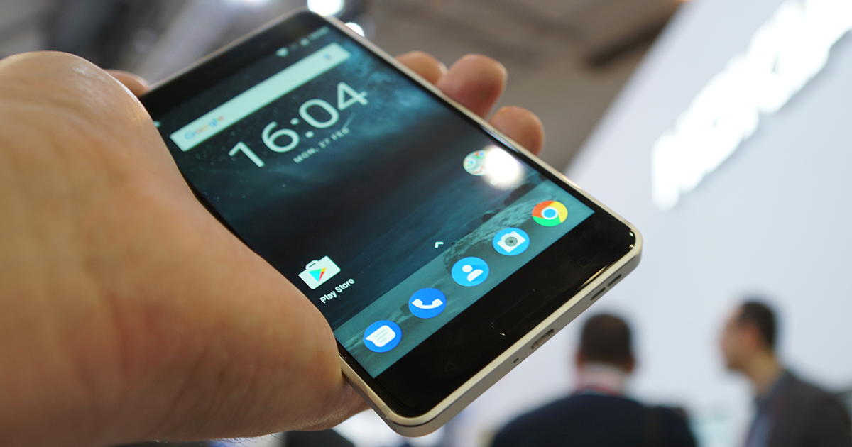 Zerkratzt, gebogen und angefackelt: das Nokia 6 bei Jerry rig everything
