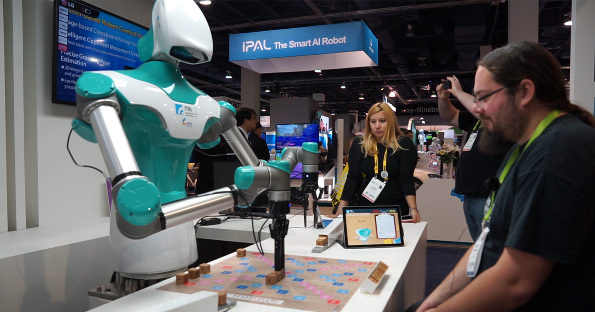 CES 2018: Scrabble Roboter macht dich erst rund und feiert dich dann aus