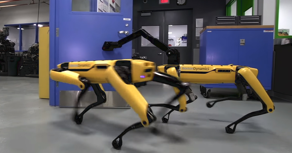 Roboter holt Roboter, der ihm die Tür öffnet