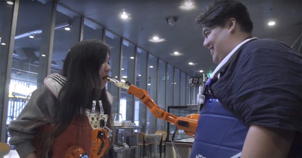 Dieser Roboterarm füttert euch beim Zocken