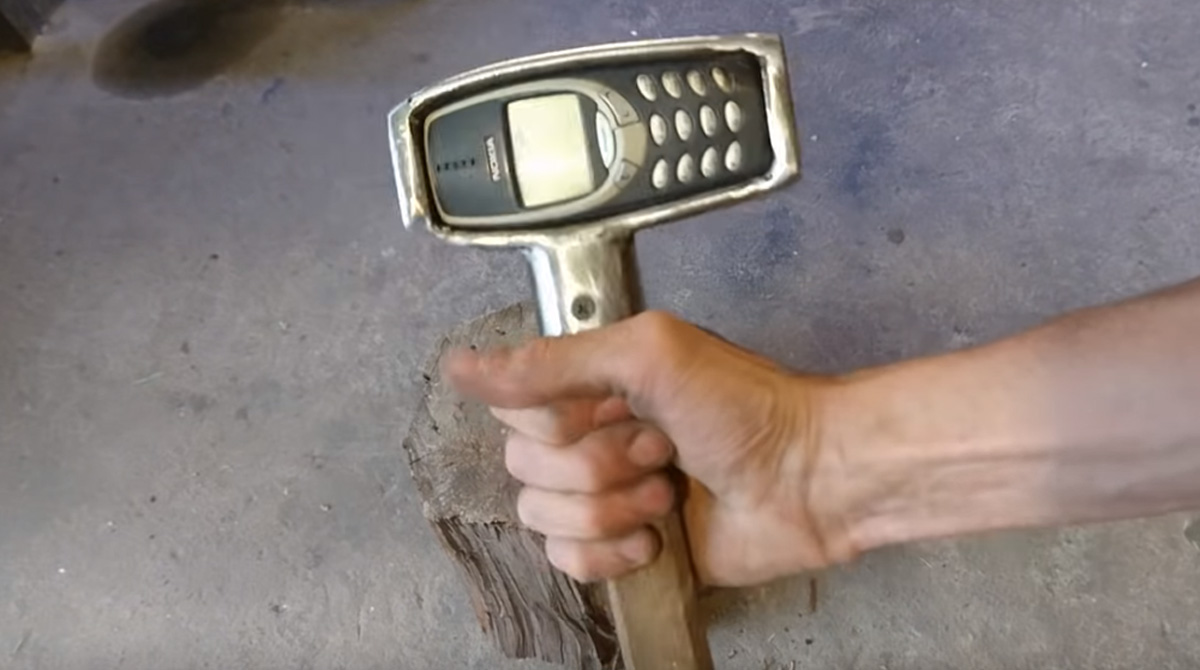 Zweites Leben: Das Nokia 3310 wird zum Hammer