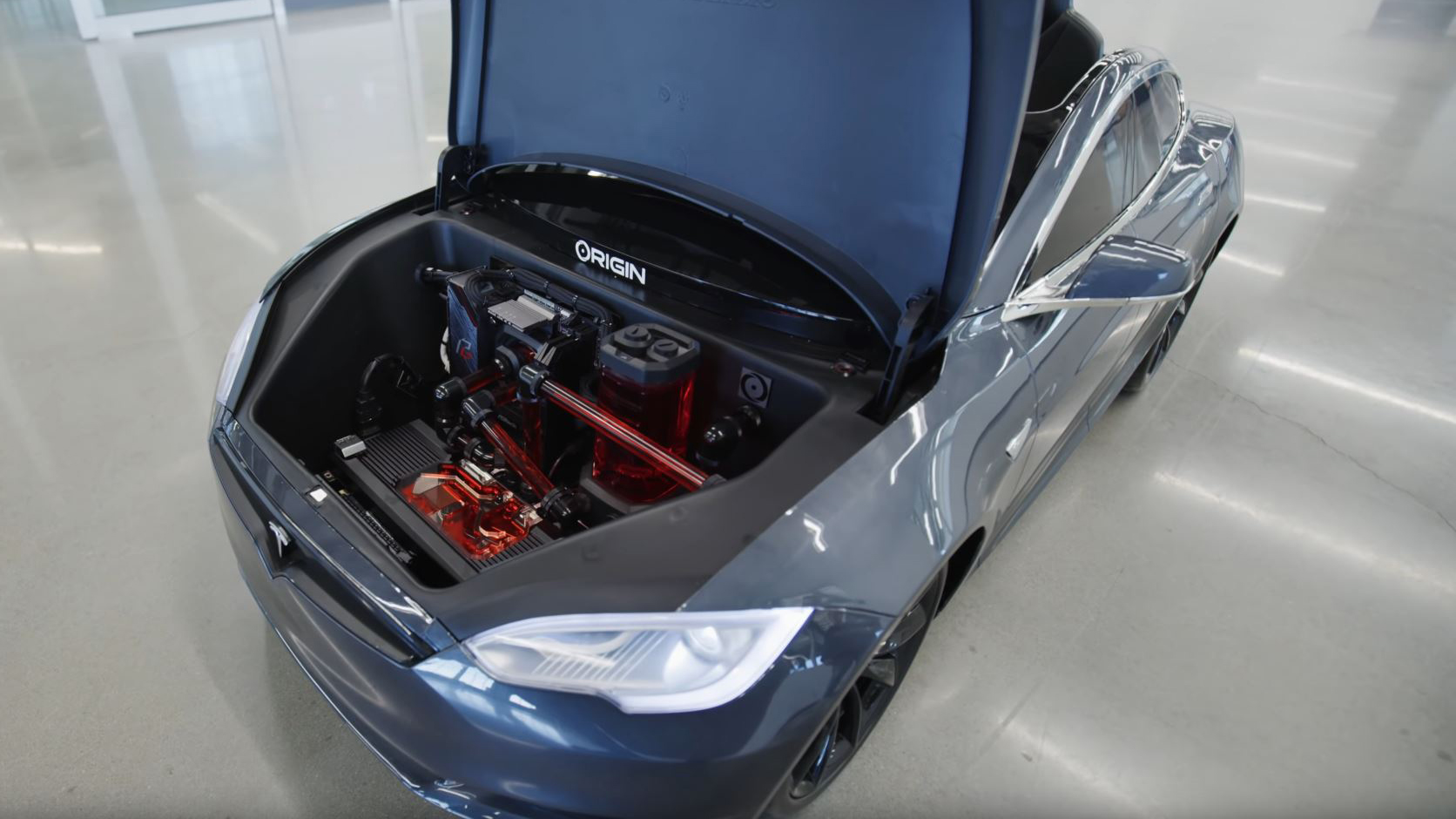 MKBHD und Origin-PC bauen Gaming-PC im Mini-Tesla