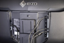 Eizo FlexScan EV3895 Kabelmanagement Kabel angeschlossen offen