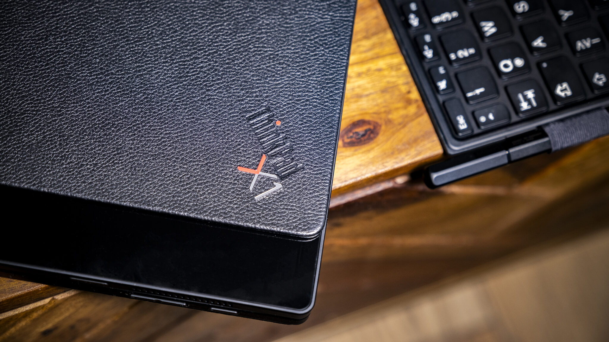 Lenovo ThinkPad X1 geschlossen Detail Kontrast Holz