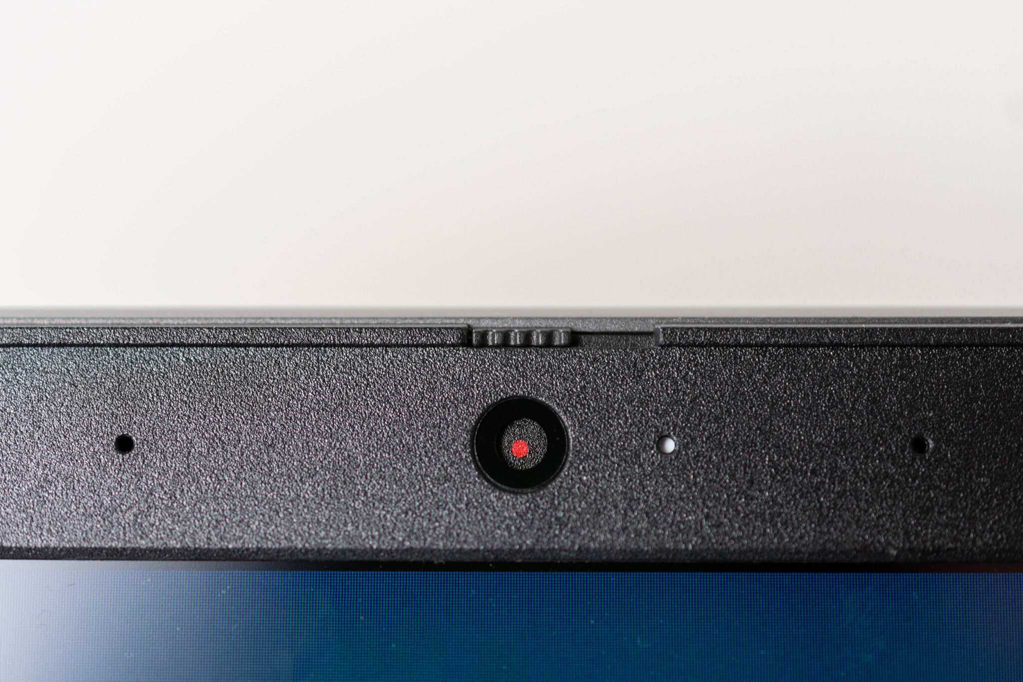 Die Webcam des Lenovo V17 lässt sich mit einem Schiebregler verdecken