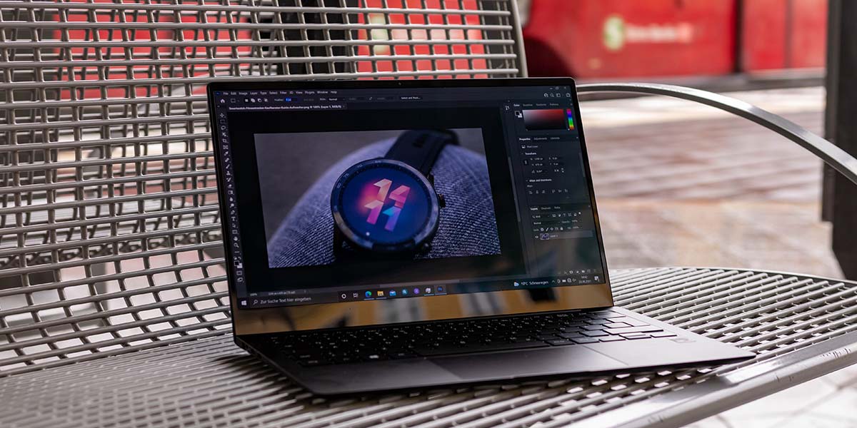 Samsung Galaxy Book Pro auf einer Metallbank