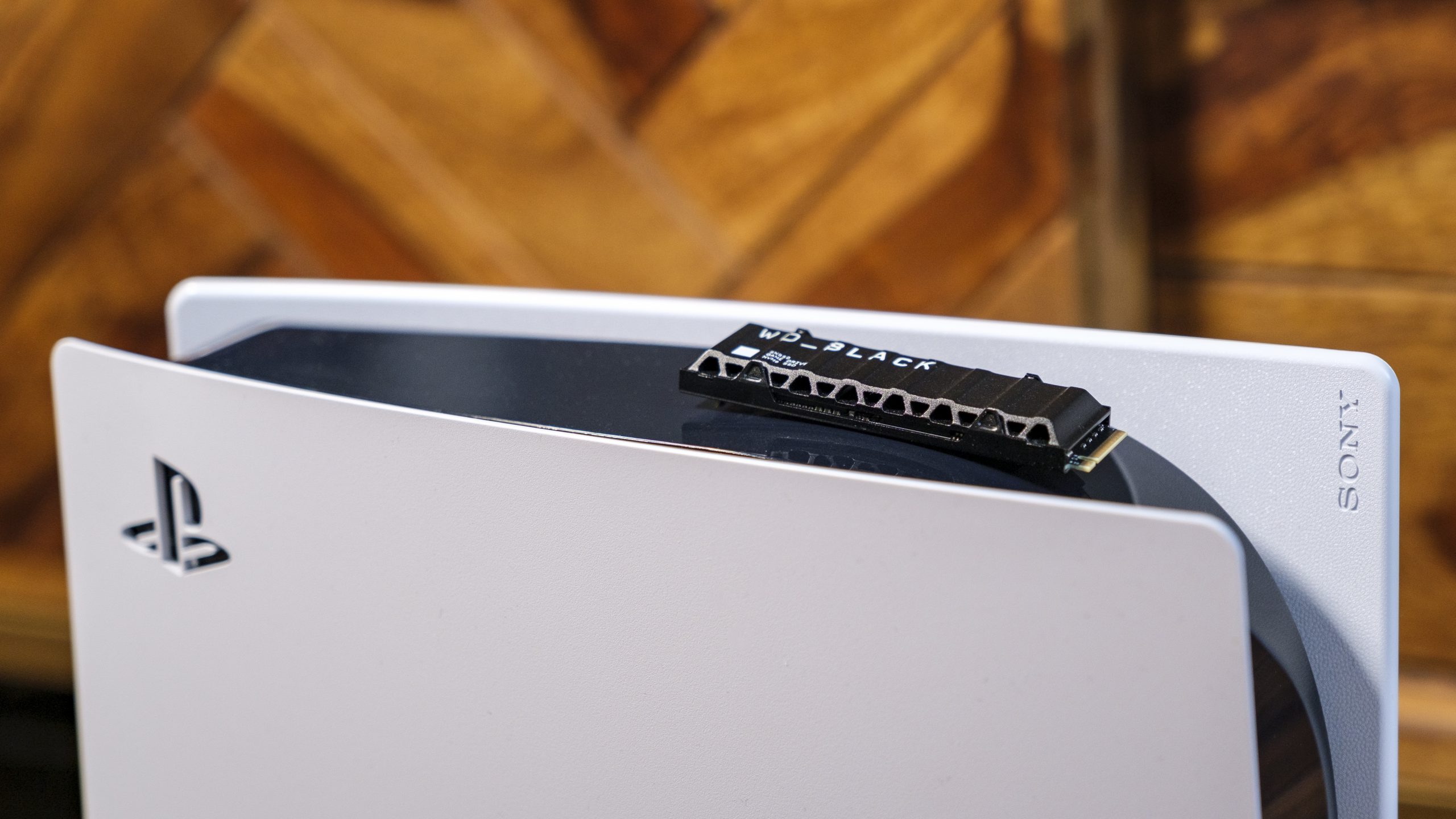 PS5 mit SSD erweitern: Kompatible M.2-SSDs & Kühlkörper + Einbau-Tipps