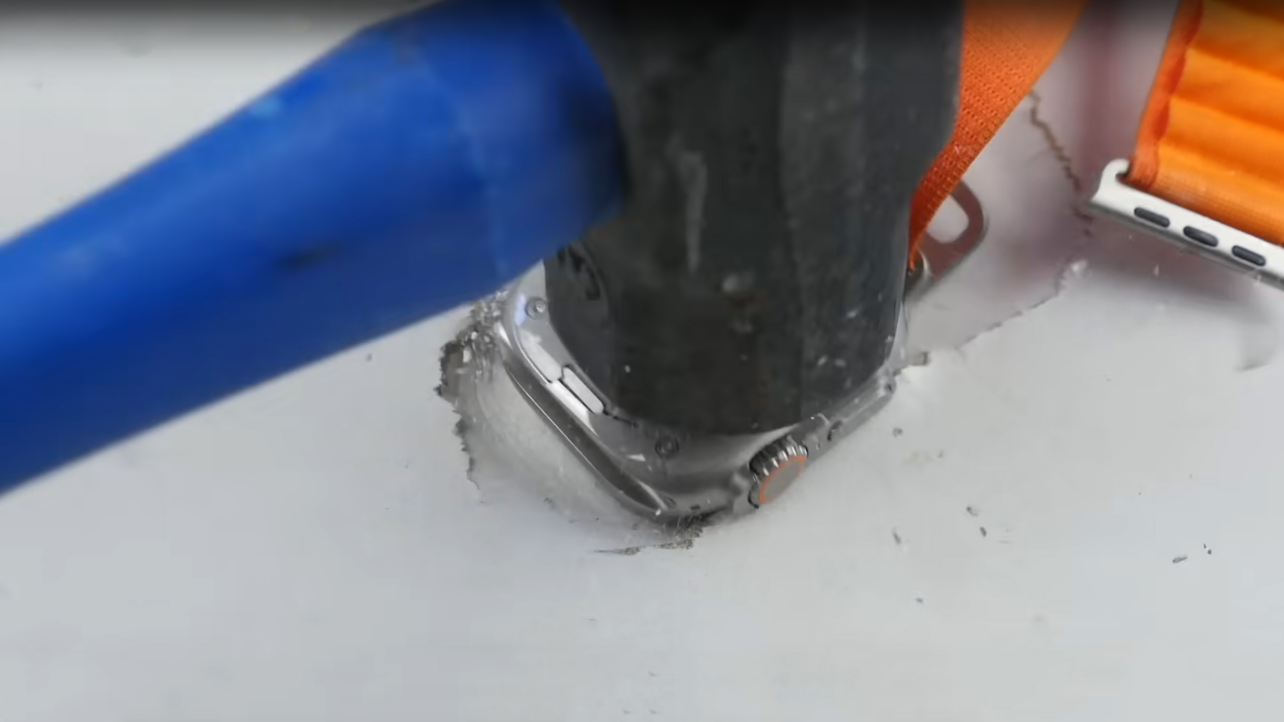 Apple Watch Ultra unterm Hammer: Hält, was sie verspricht