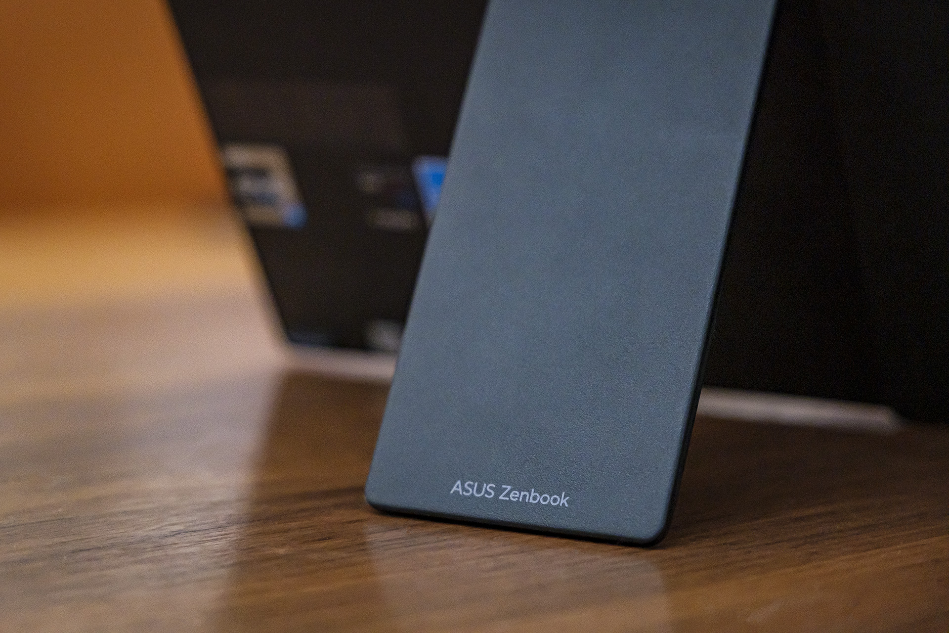 Asus Zenbook 17 Fold OLED Standfuß