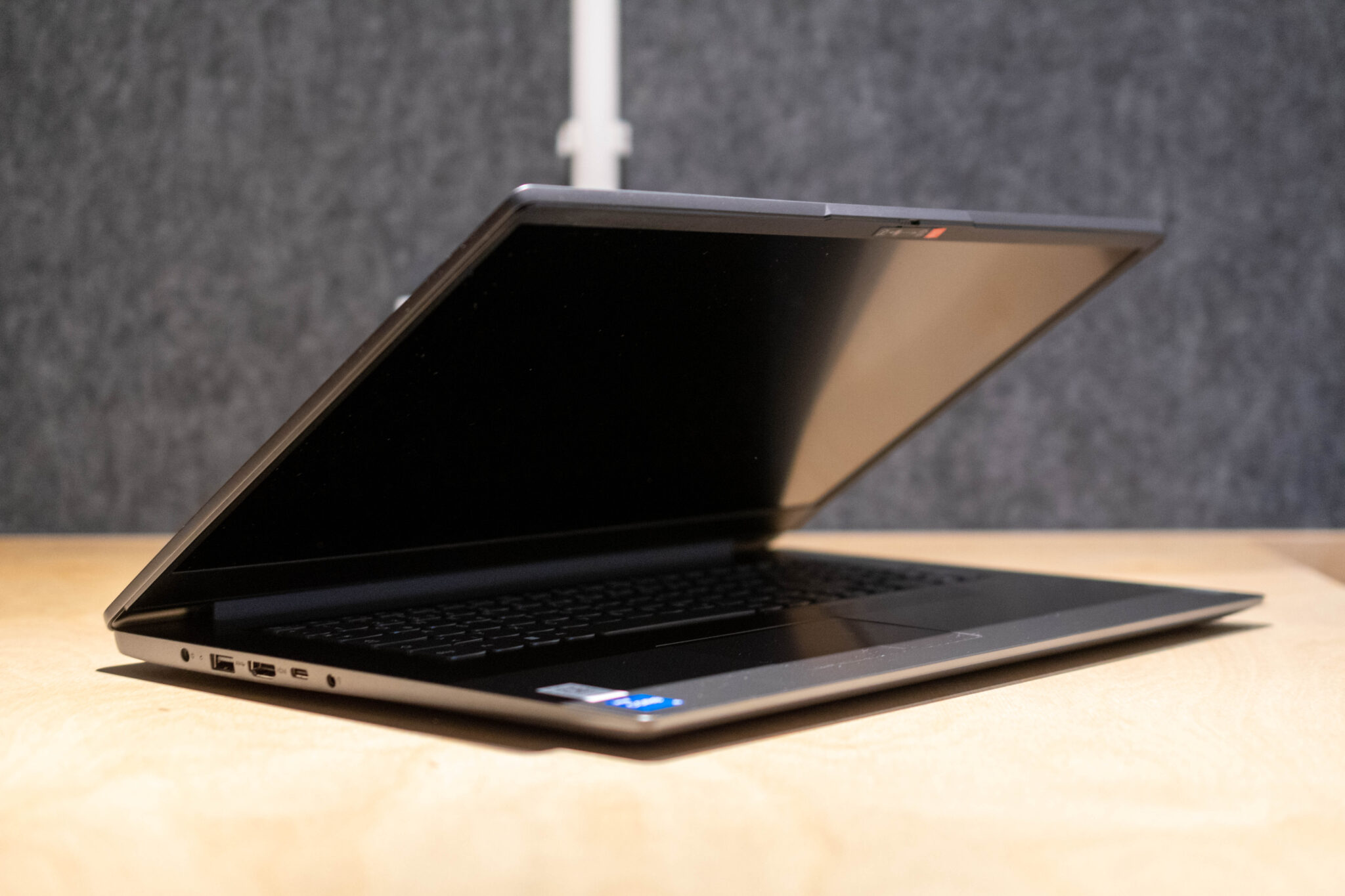 Das Lenovo V17 G3 ist ein gelungenes Office-Notebook