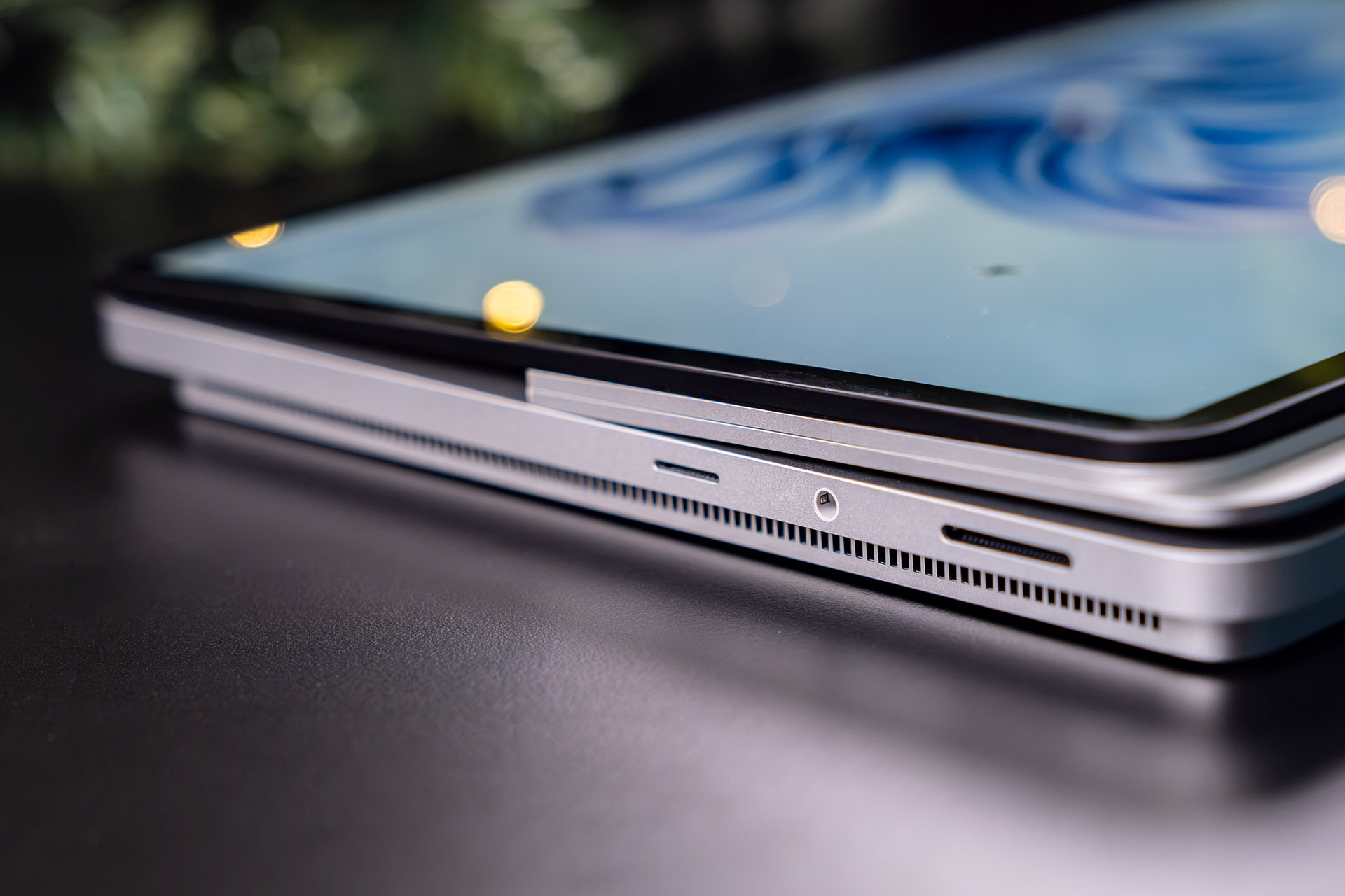 Surface Studio Laptop 2 Blog Review Anschlüsse rechts