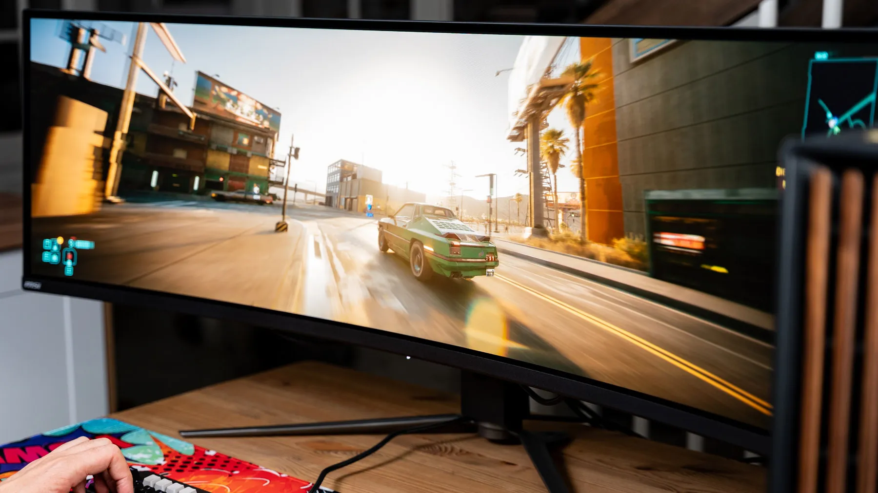 Dieser 49″-OLED-Monitor kann fast alles