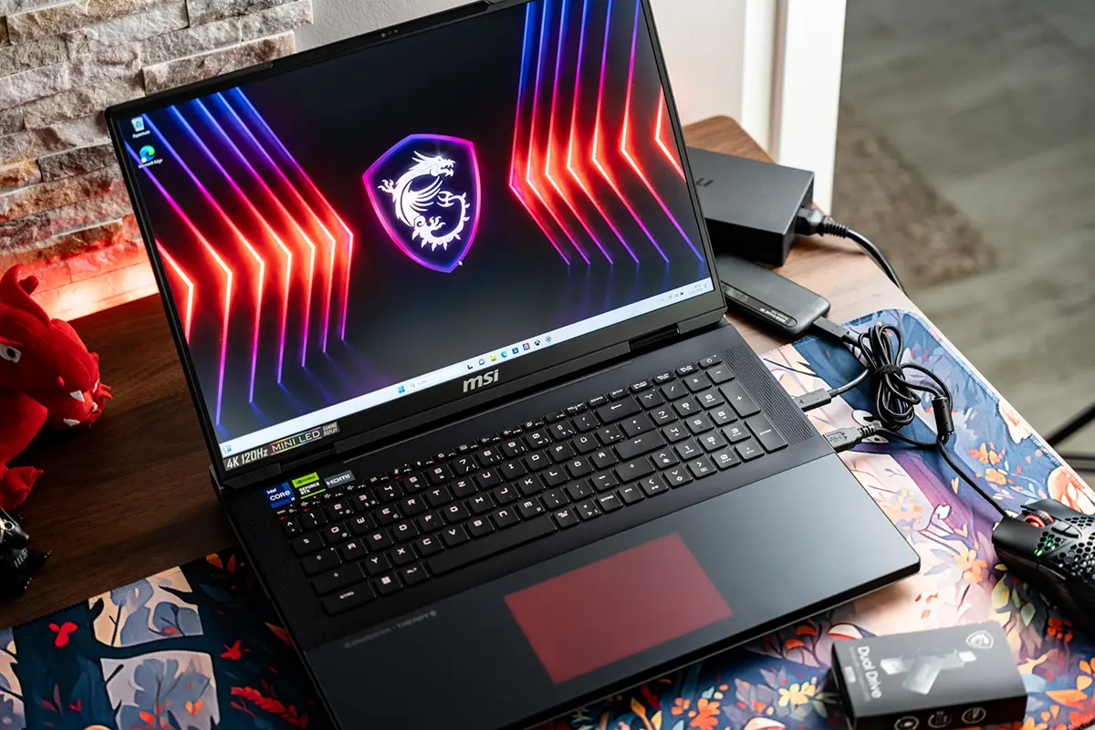 Schon beim MSI Titan 18 HX A14V kamen ein randloses RGB-Touchpad und ein Mini-LED-Display zum Einsatz.