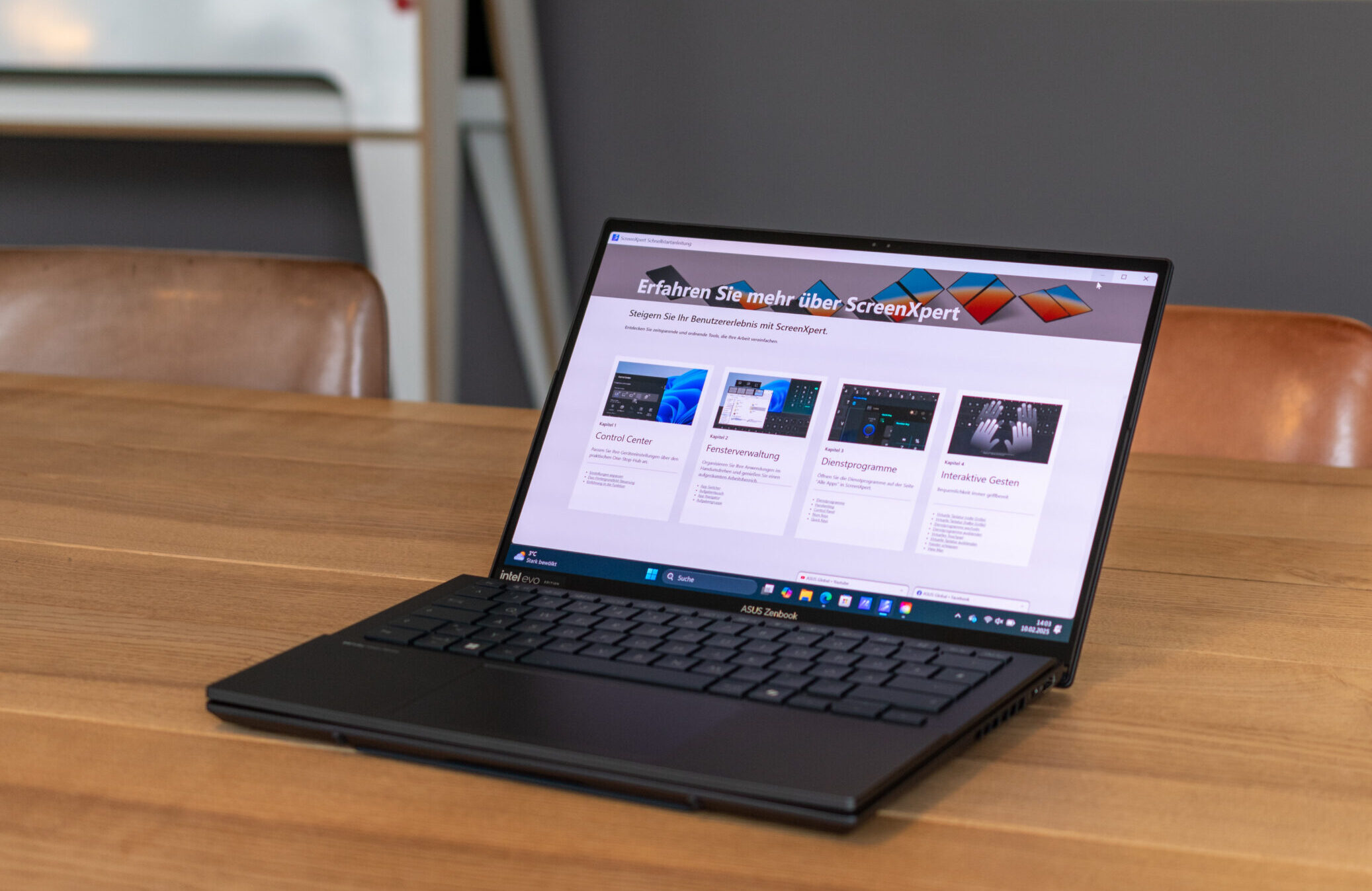 Das Zenbook Duo mit aufgesteckter Tastatur auf dem zweiten Display