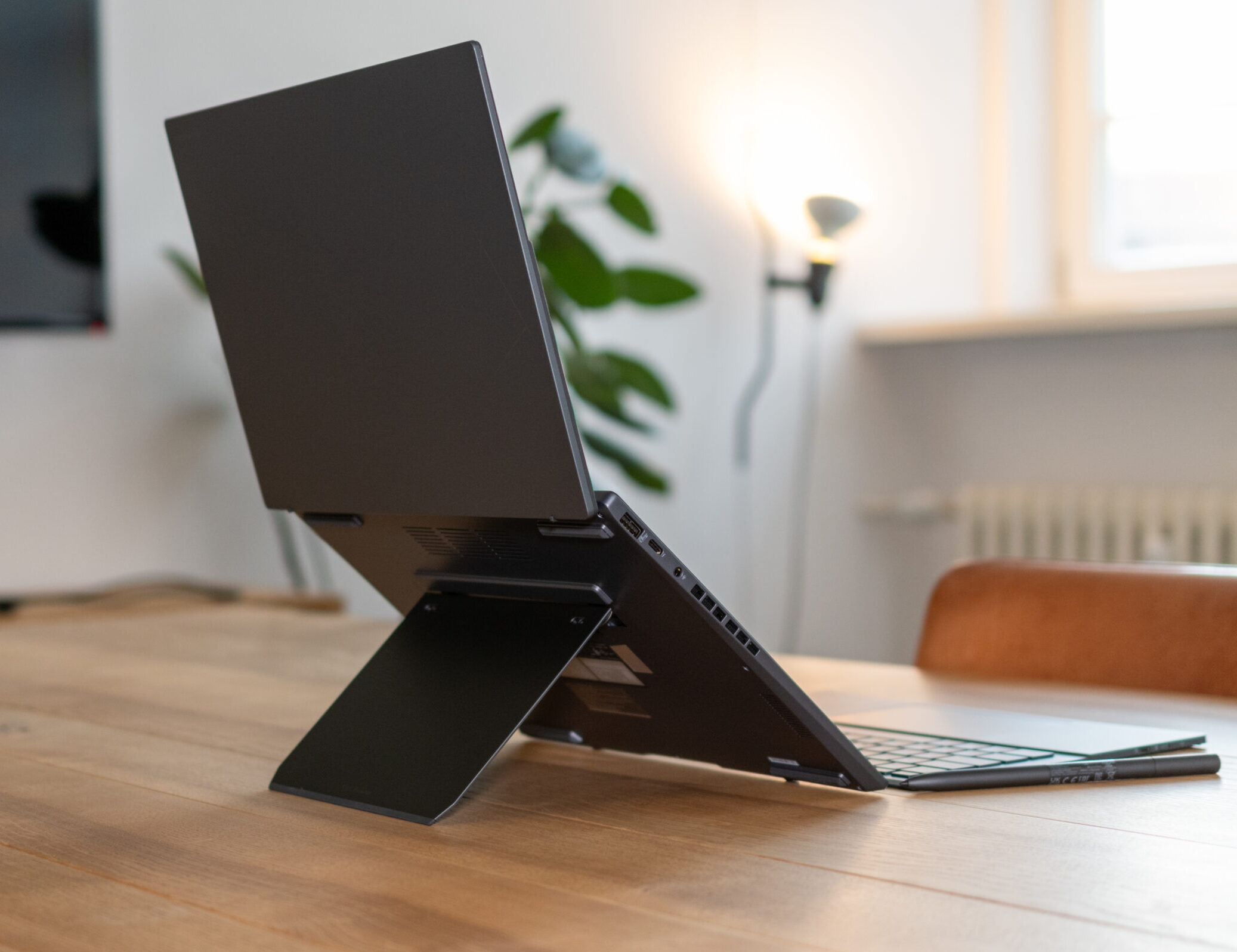 Auf der Rückseite des Zenbooks Duo ist ein stabiler Kickstand