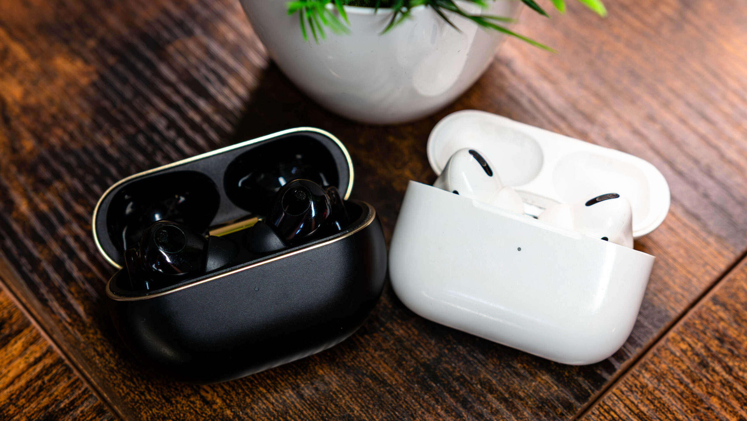 Die Huawei FreeBuds Pro 4 liegen neben den Apple AirPods 2 Pro auf einem Tisch