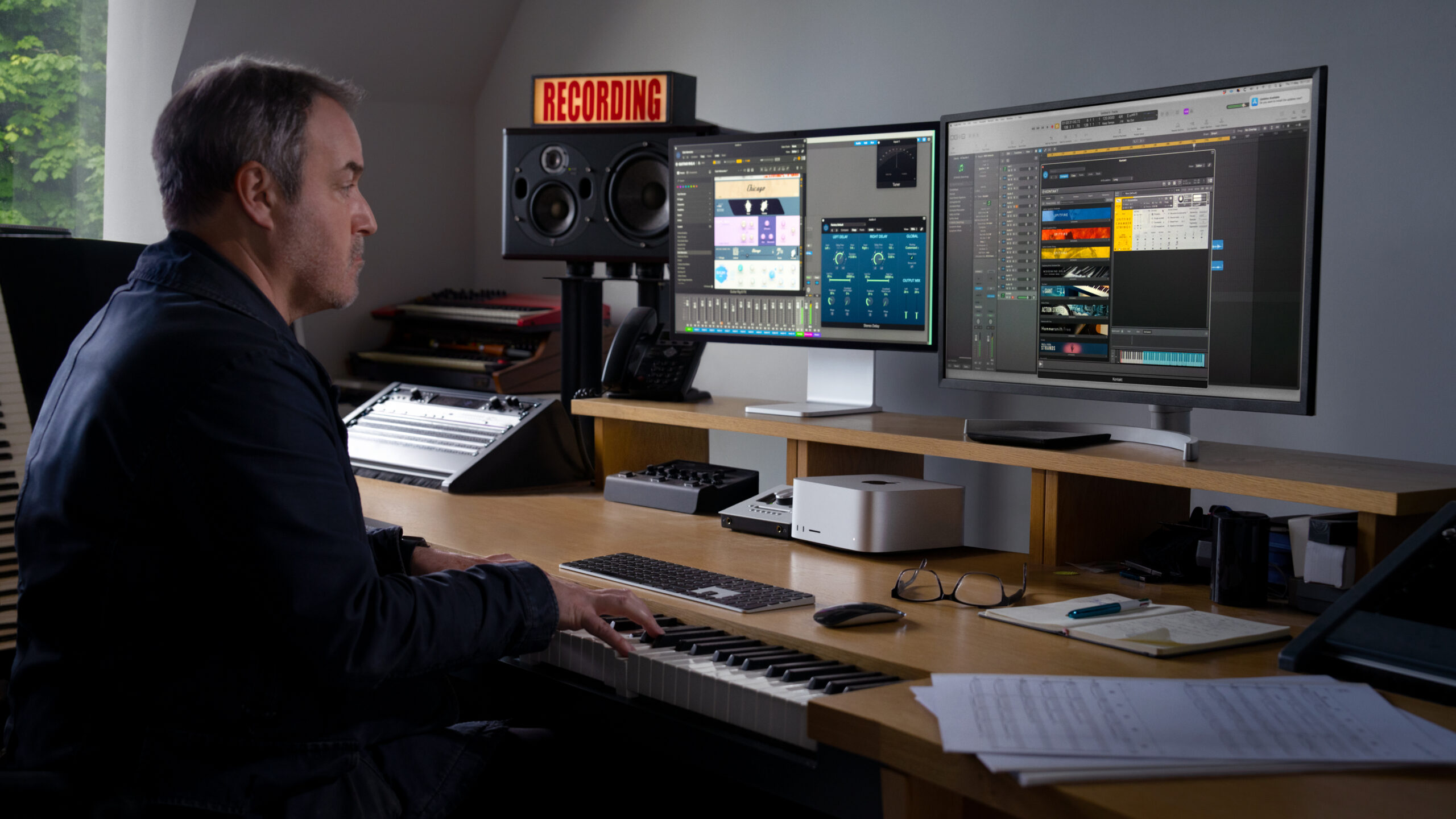 Ein Mann produziert mit dem Mac Studio Musik