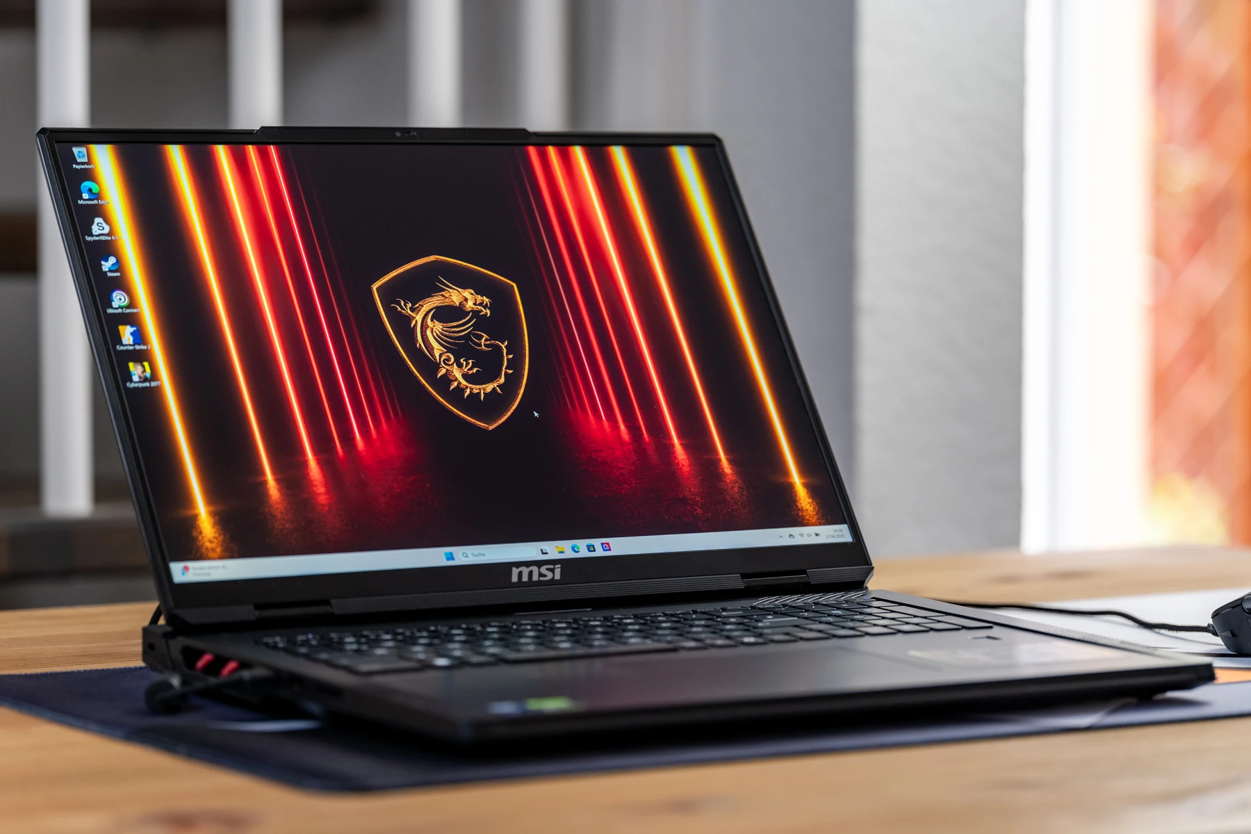 MSI Raider 18 HX Seitliche Totale