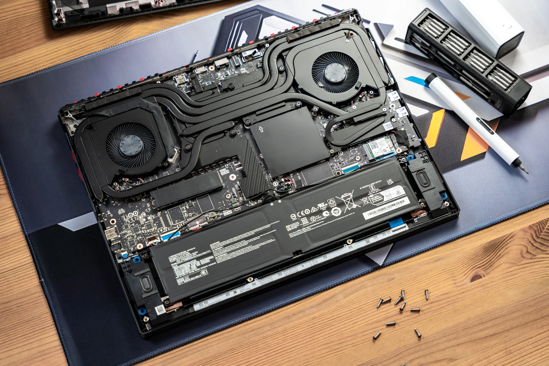 MSI Raider 18 HX Blick auf Innenraum
