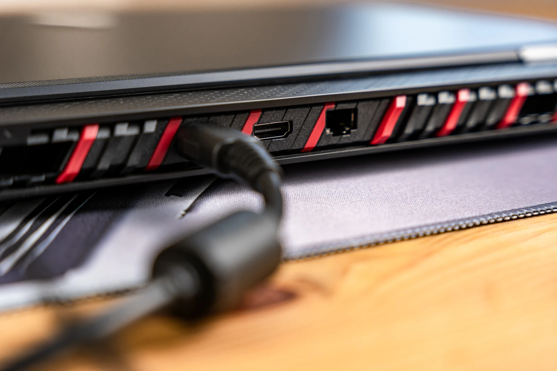 MSI Raider 18 HX Anschlüsse Rückseite