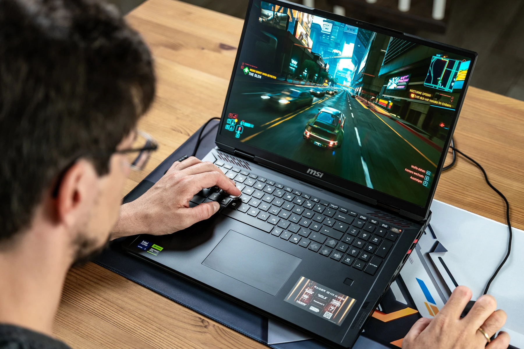 MSI Raider 18 HX Person beim Spielen