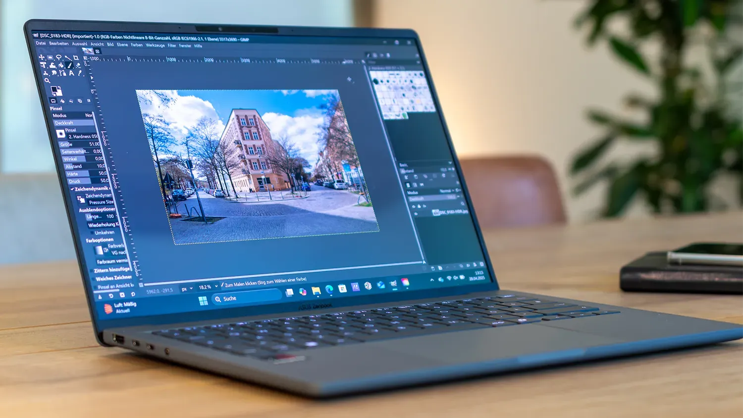 Foto des Zenbook A14 mit geöffnetem Adobe Photoshop