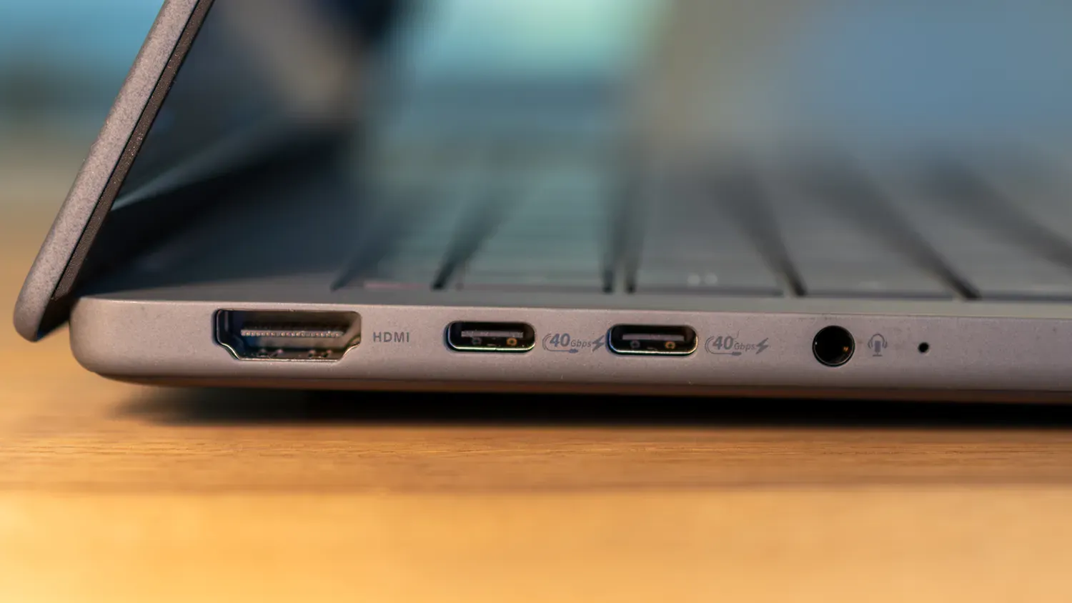Anschlüsse des Zenbook A14 auf der linken Seite