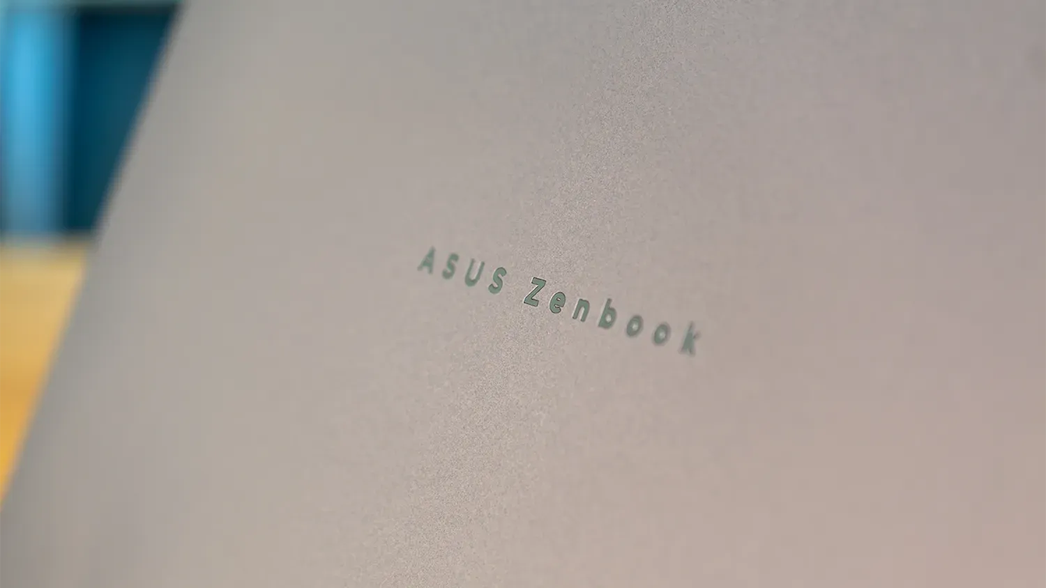 Blick auf den Deckel des Zenbook A14 mit dem Schriftzug ASUS Zenbook