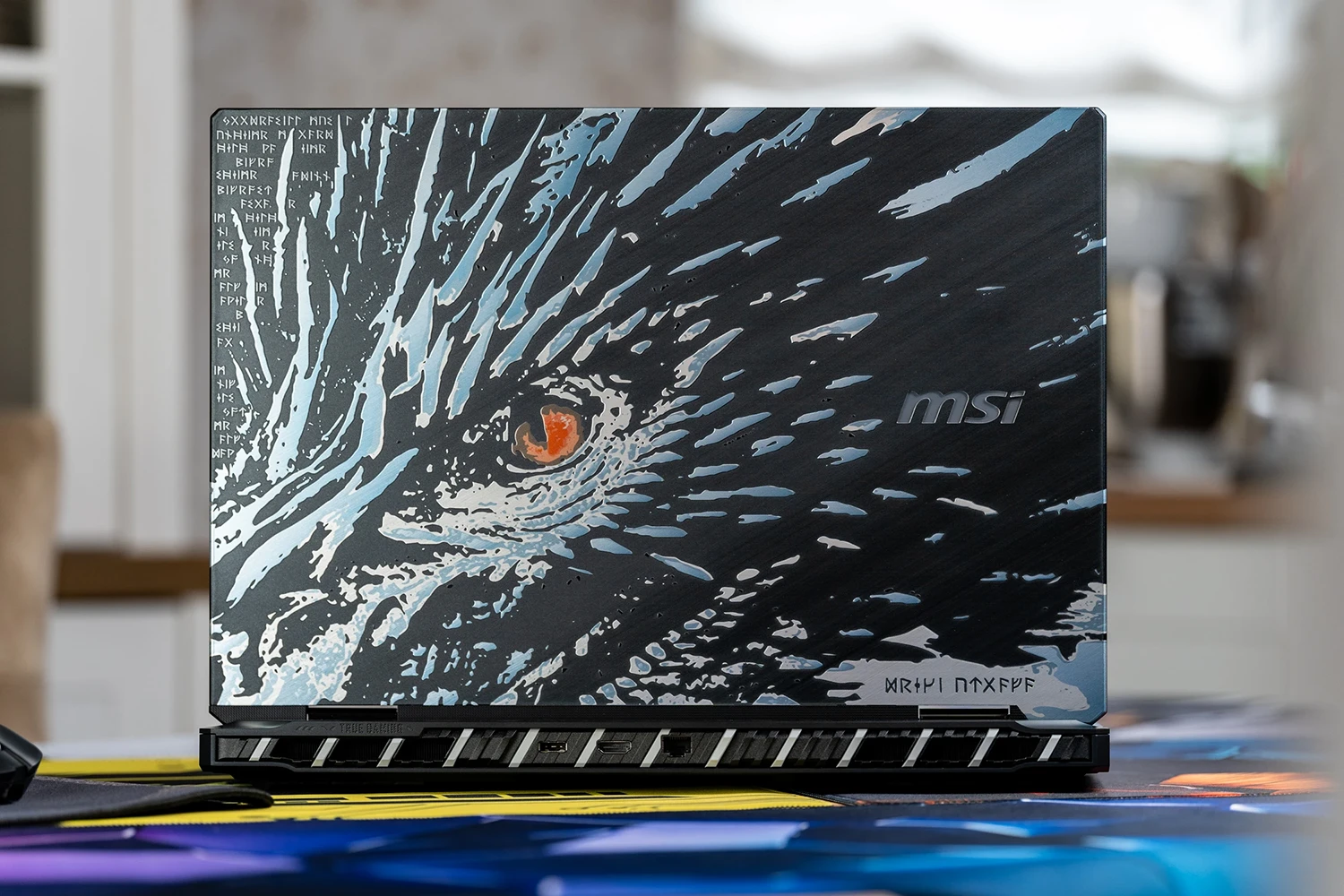 Das MSI Titan 18 HX Deckel aufgeklappt