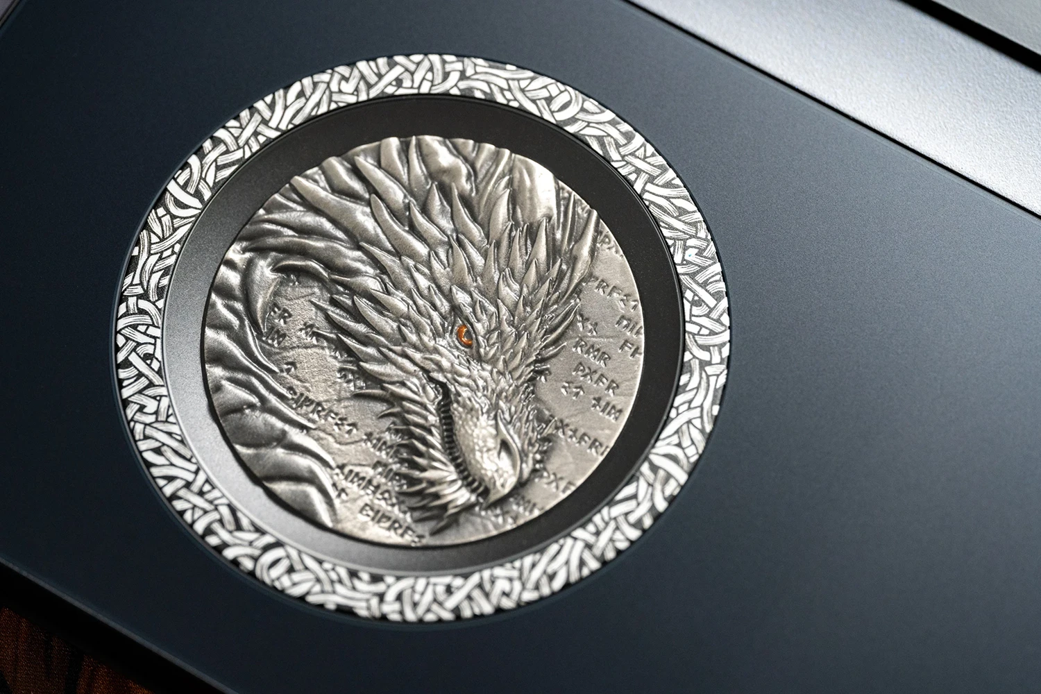 Das MSI Titan 18 HX Drachen-Insignie