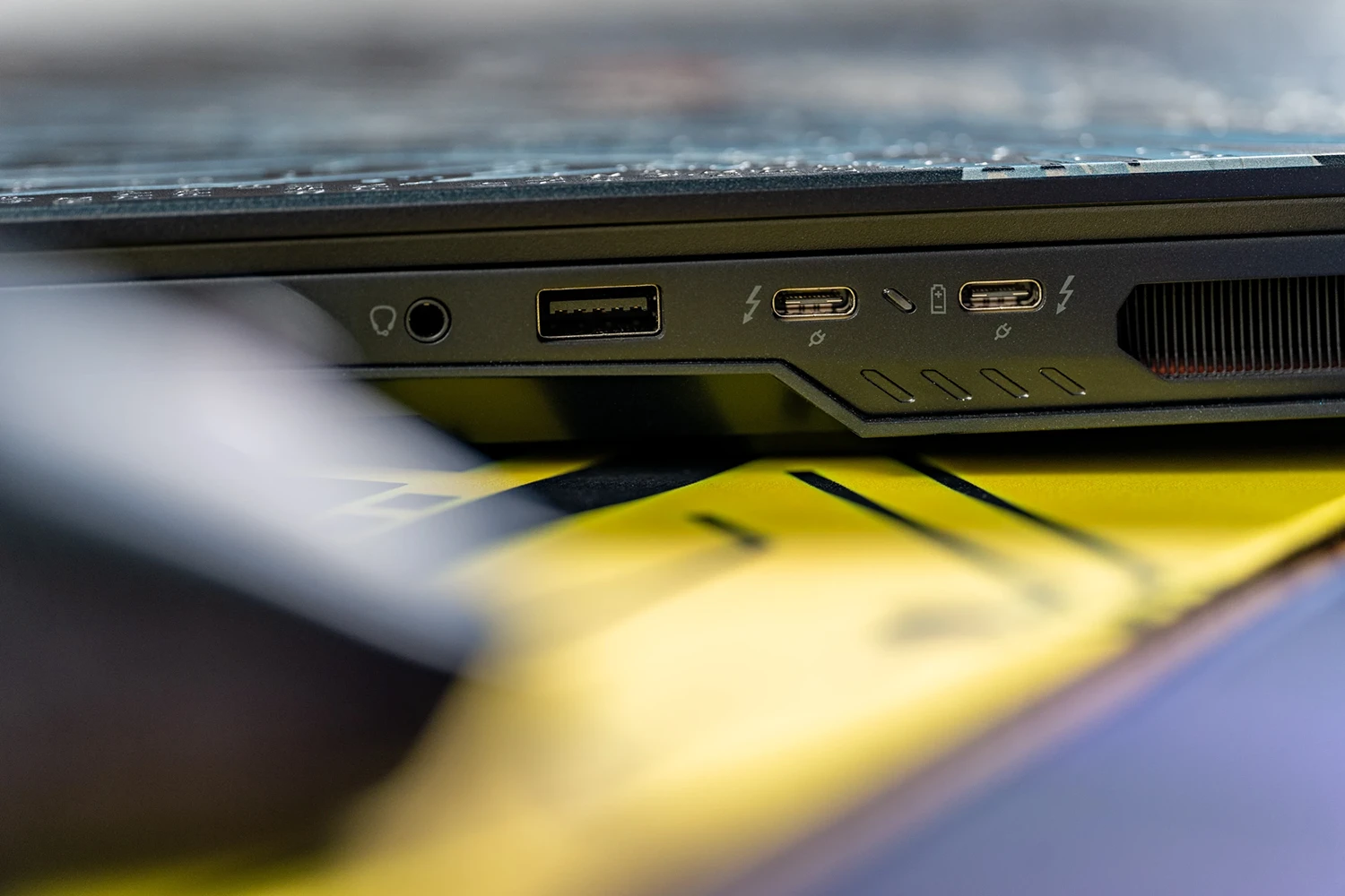 Das MSI Titan 18 HX Anschlüsse rechte Seite