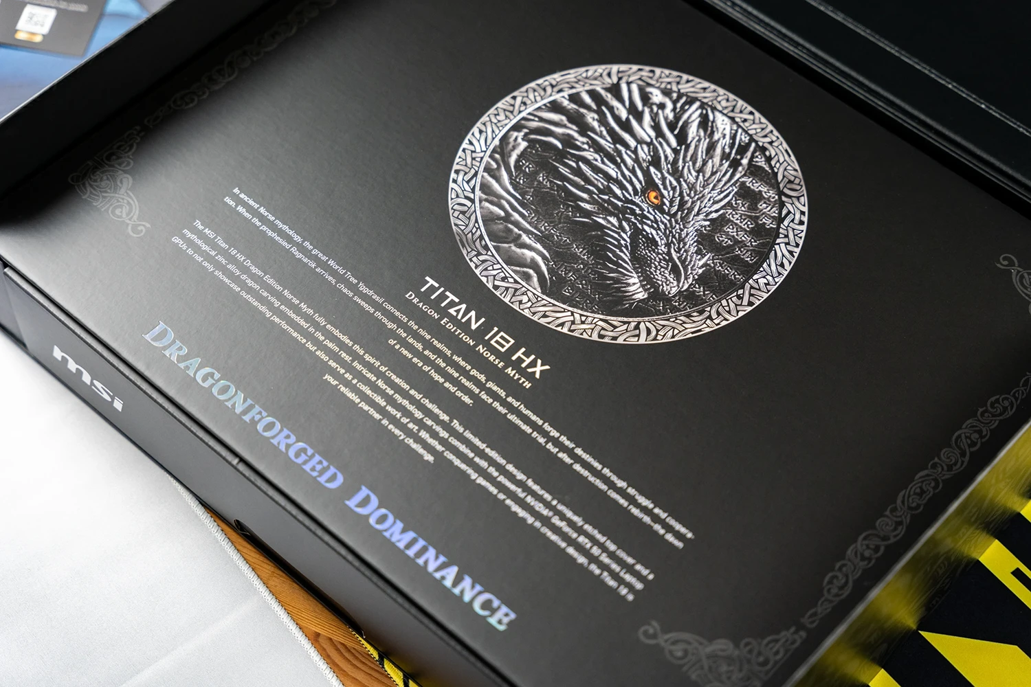 Das MSI Titan 18 HX Inschrift in der Verpackung