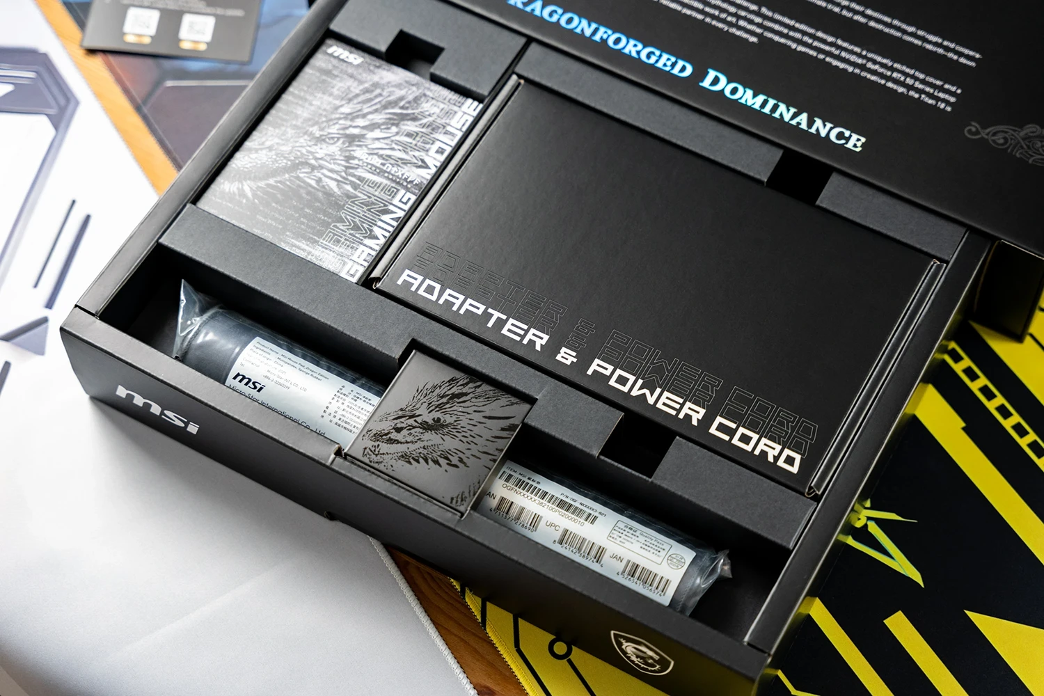 Das MSI Titan 18 HX Innenraum der Verpackung