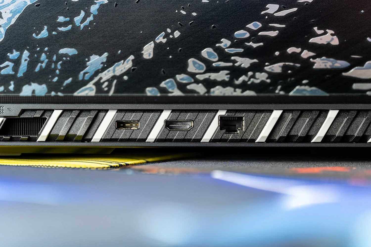 Das MSI Titan 18 HX Anschlüsse Rückseite